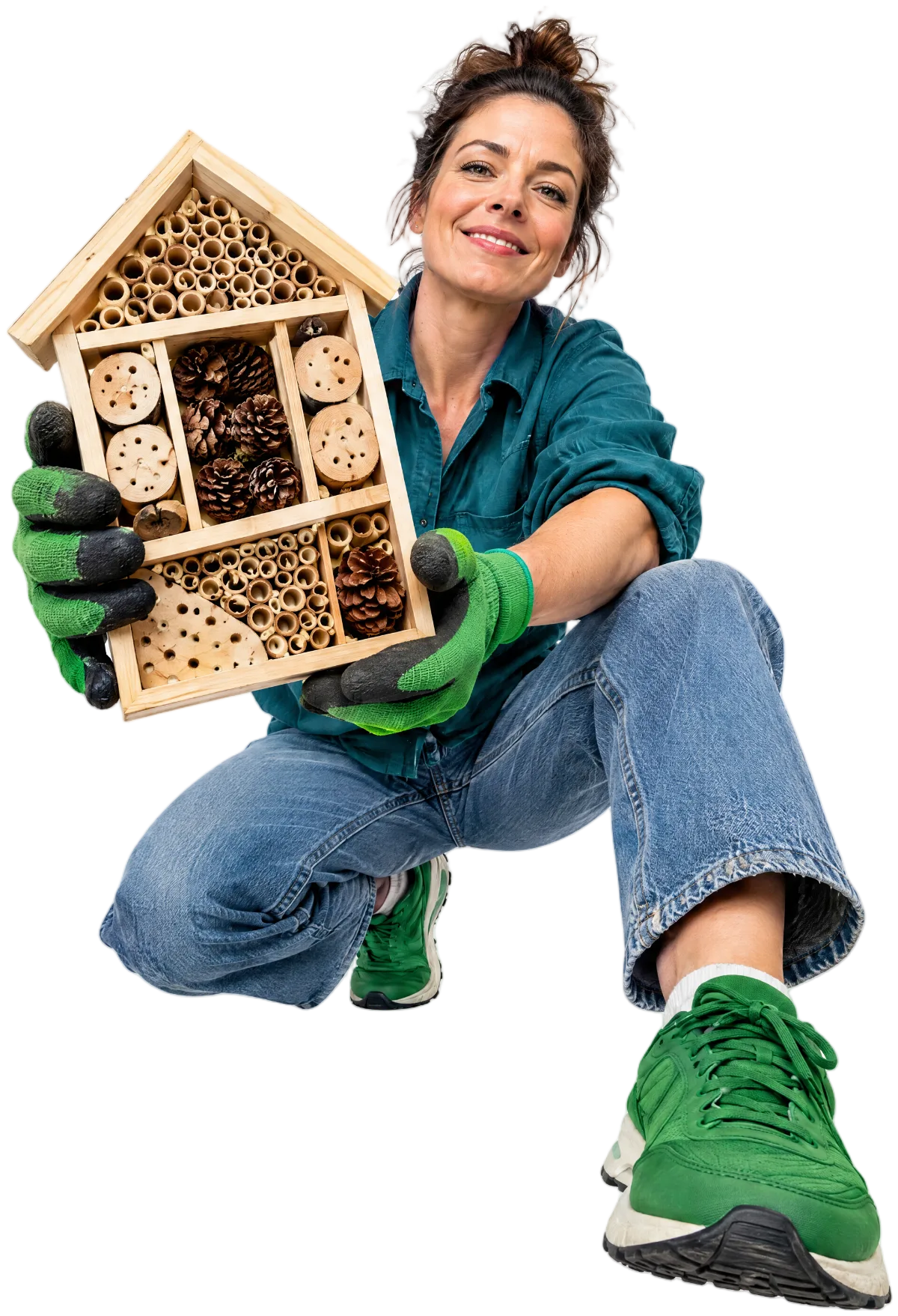 Frau in Arbeitshandschuhen hält ein selbst gebautes Insektenhotel in die Kamera