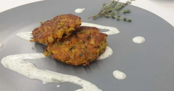 Kürbispuffer mit Joghurtsoße