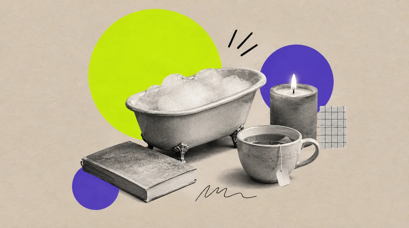 Collage: Eine Badewanne in Miniatur mit Schaum, daneben eine Tasse Tee, ein Buch und eine Kerze