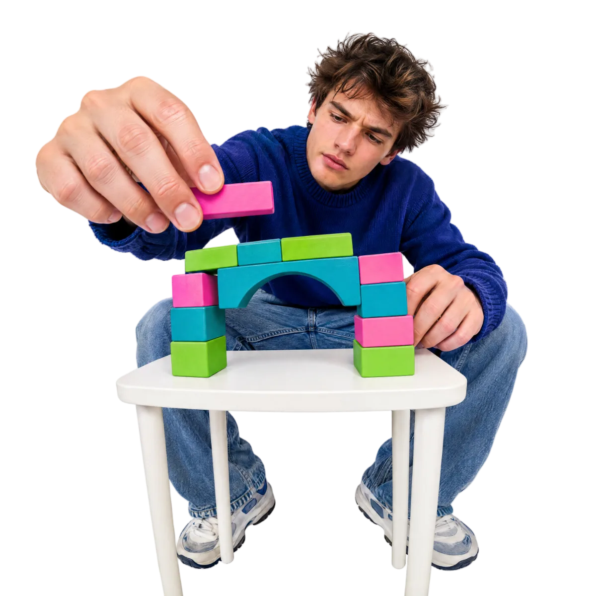 Illustrative Figur: Mann baut aus farbigen Bausteinen eine Brücke