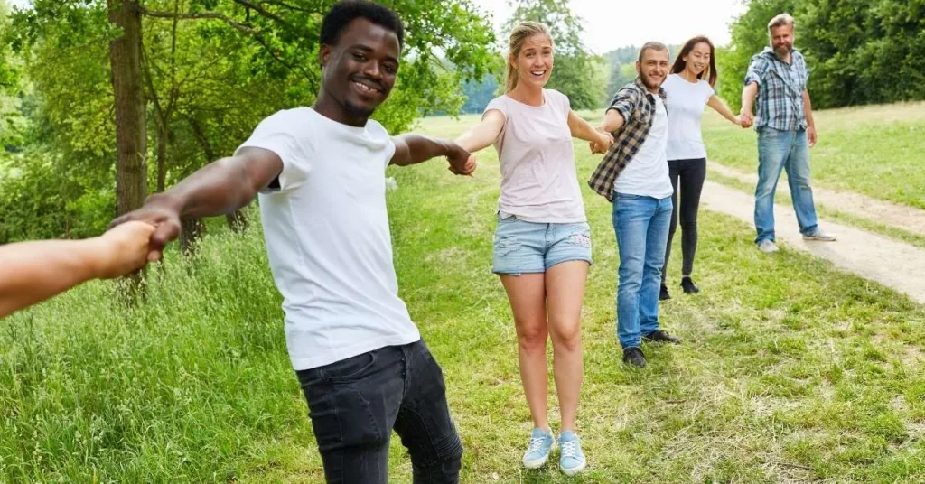 Personen bilden an den Händen eine Reihe