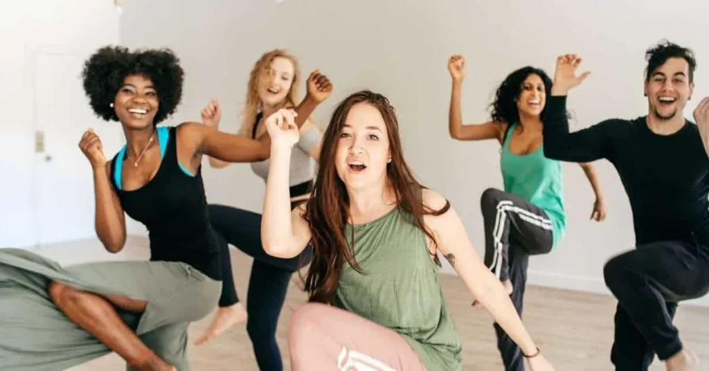 Personen heben ihr Knie zum Ellbogen