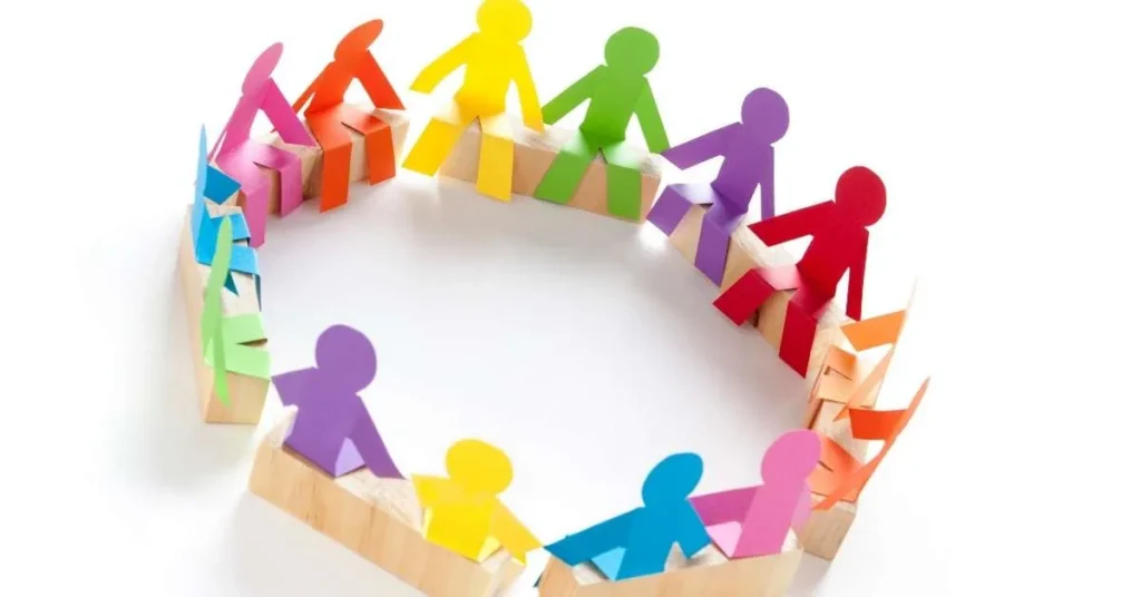 Ausgeschnittene Figuren, die im Kreis sitzen