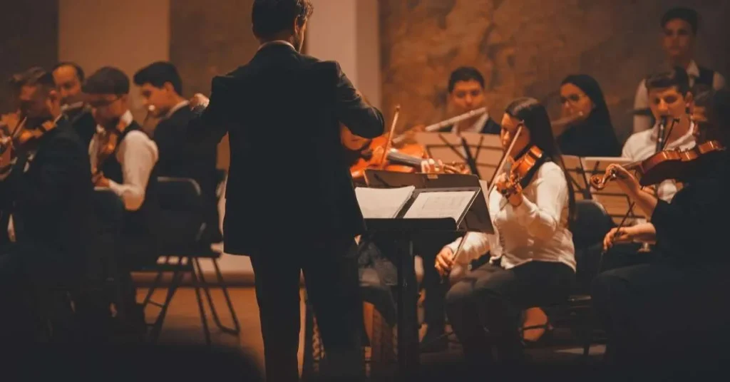 Orchester mit Dirigent