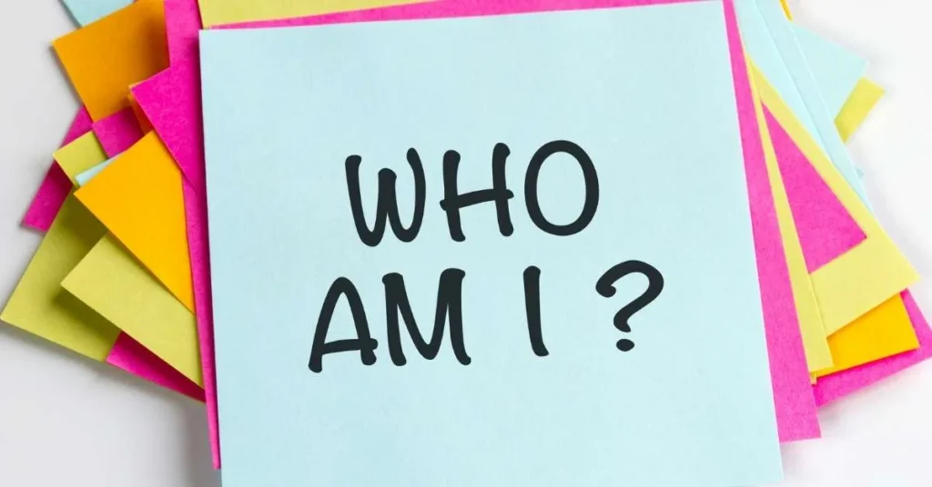 Haftnotiz mit der Frage „Who am I?“